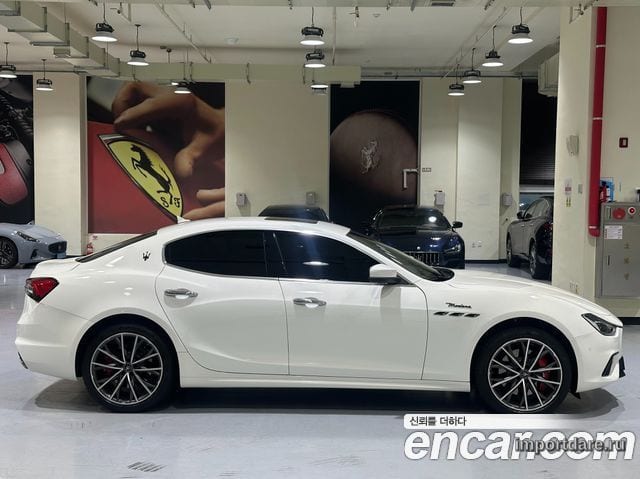 Maserati Ghibli интерьер