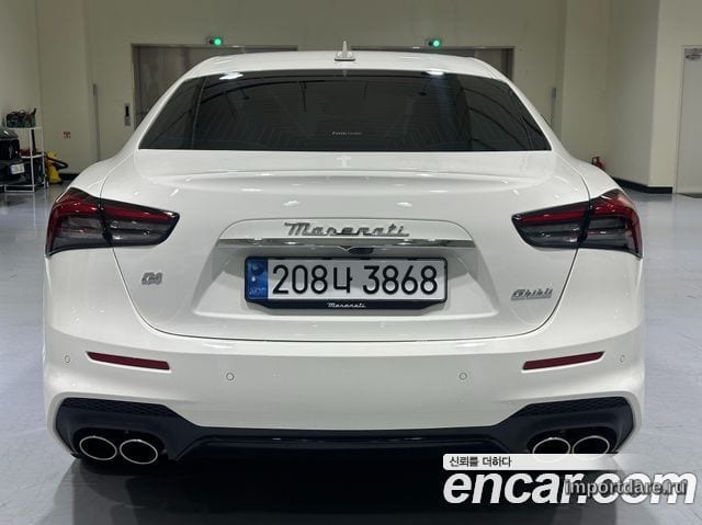 Maserati Ghibli сзади