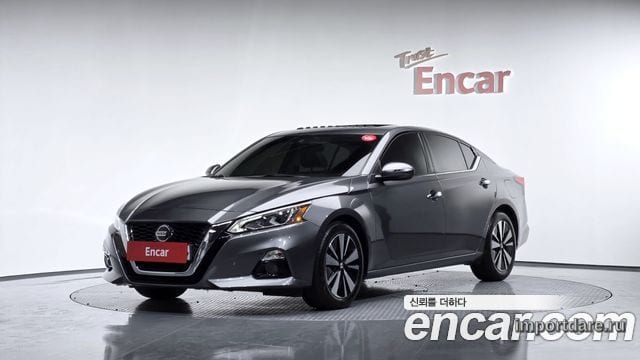 Nissan Altima спереди