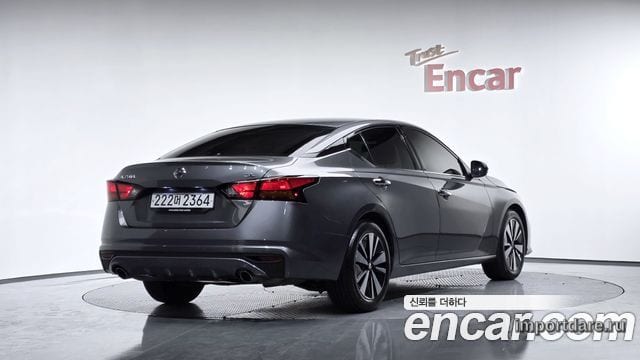 Nissan Altima сбоку