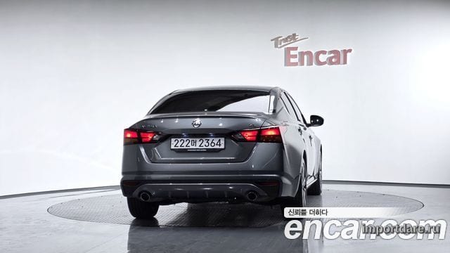 Nissan Altima сзади