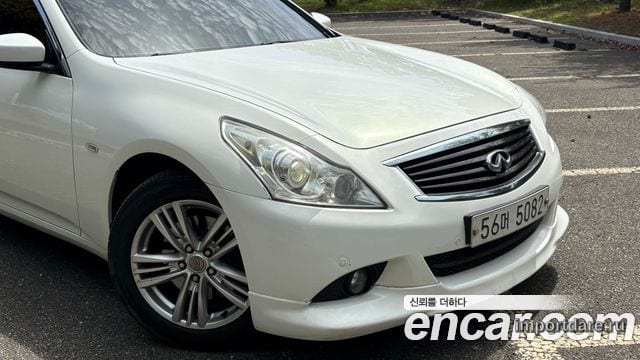 Infiniti G25 сбоку