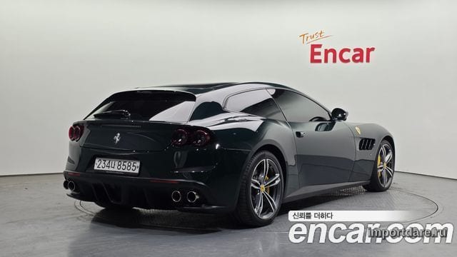 Ferrari GTC4 сбоку