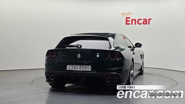 Ferrari GTC4 сзади