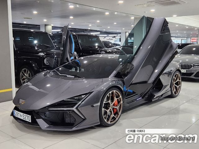 Lamborghini Revuelto спереди