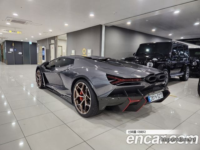 Lamborghini Revuelto сбоку