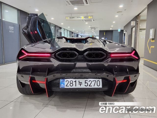 Lamborghini Revuelto сзади