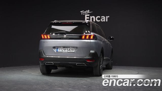 Peugeot 5008 сзади