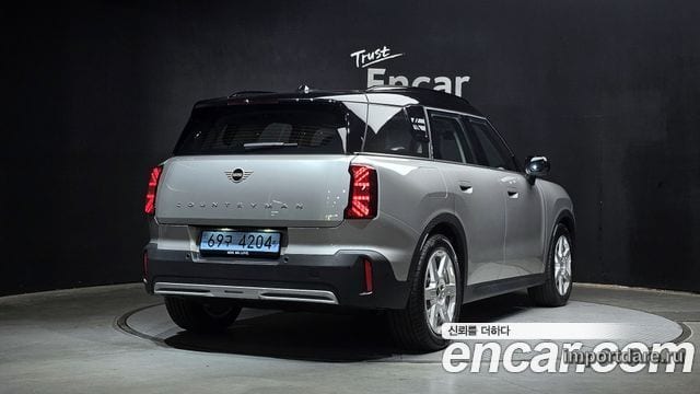 MINI Cooper Countryman Electric сбоку