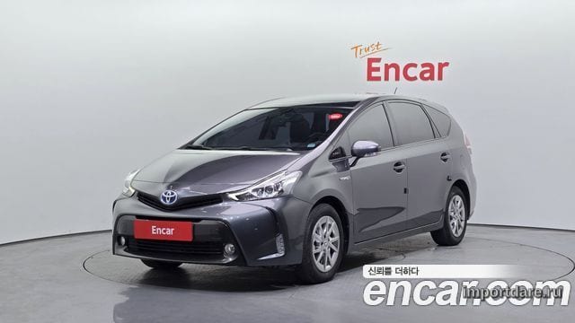 Toyota Prius V спереди