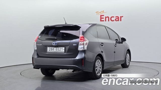 Toyota Prius V сбоку