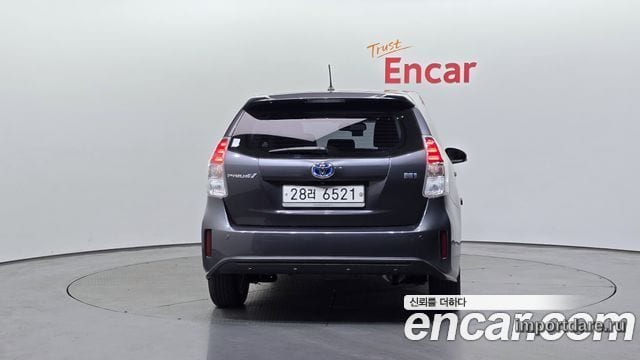 Toyota Prius V сзади