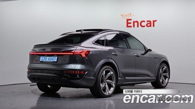 Audi SQ8 сбоку