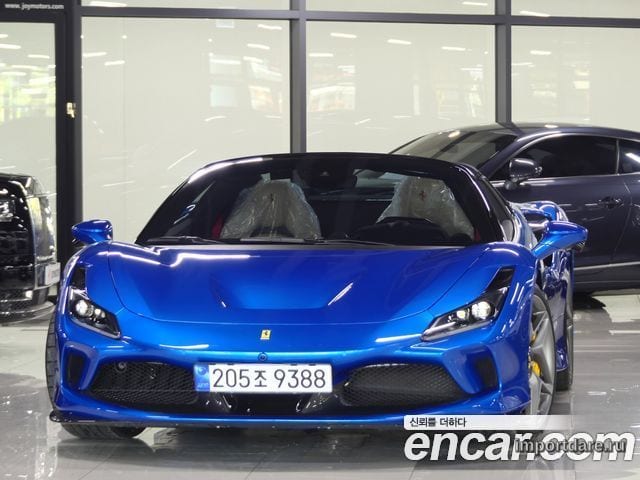Ferrari F8 Spider спереди