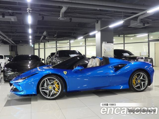 Ferrari F8 Spider сбоку