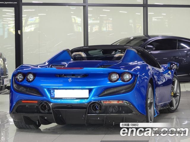 Ferrari F8 Spider сзади