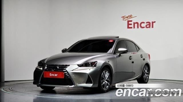 Lexus Is спереди