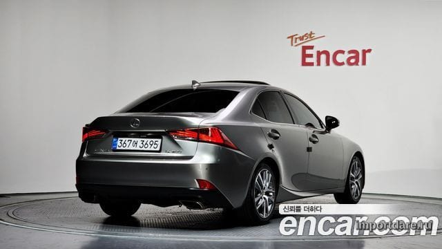 Lexus Is сбоку