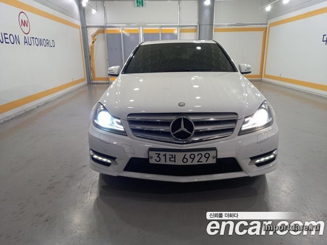 MERCEDES-BENZ C-CLASS W204 2013 — 156 000 км, белый, Корея — под ключ — фото 1