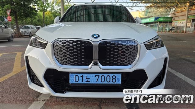BMW Ix сбоку