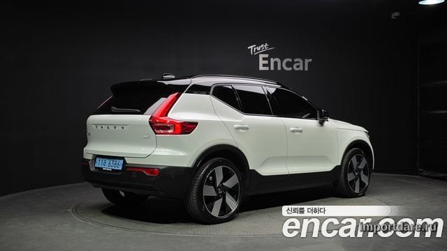 Volvo Xc40 Recharge спереди