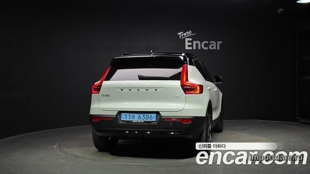 Volvo Xc40 Recharge сзади