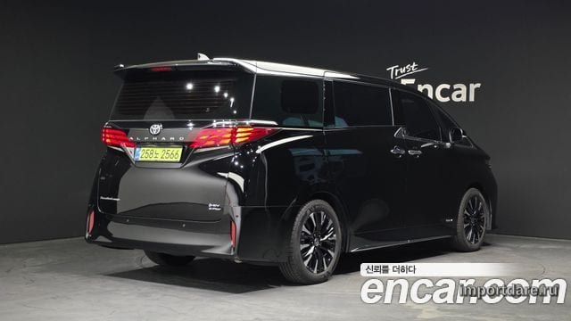 Toyota Alphard сбоку