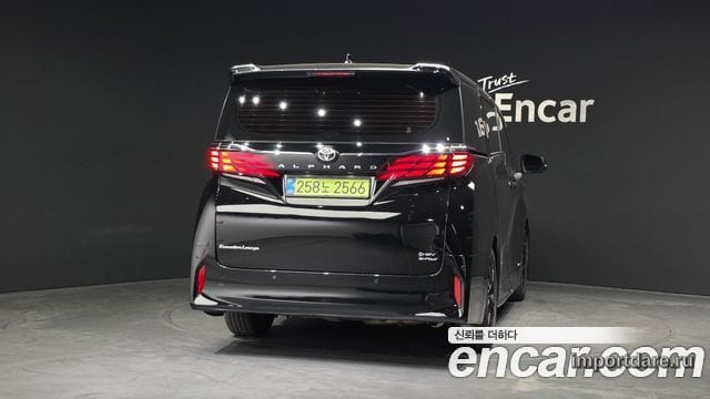Toyota Alphard сзади