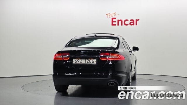 Jaguar New Xf сзади