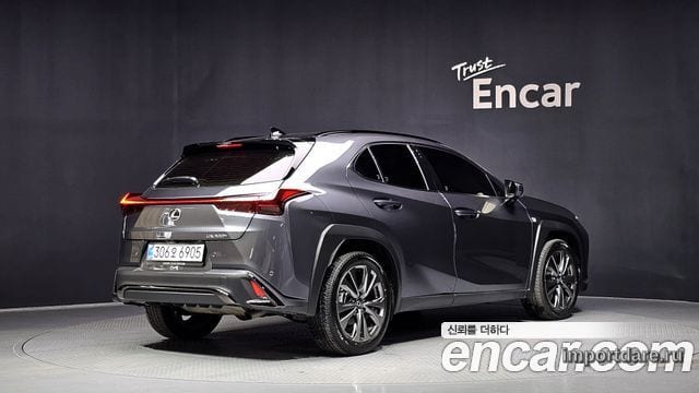 Lexus Ux сбоку