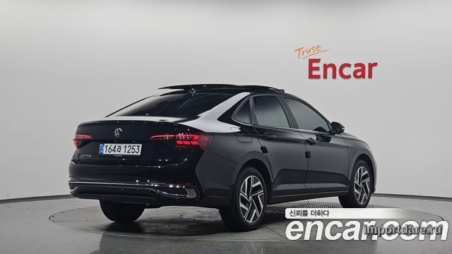 Volkswagen Jetta спереди