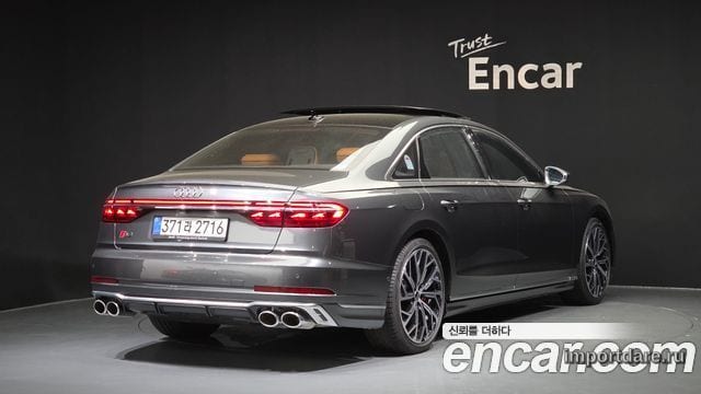 Audi S8 сбоку