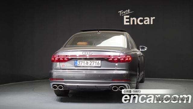 Audi S8 сзади