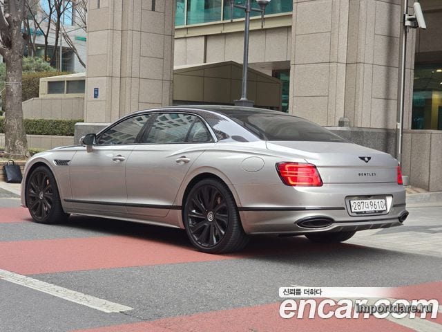 Bentley Flying Spur сзади
