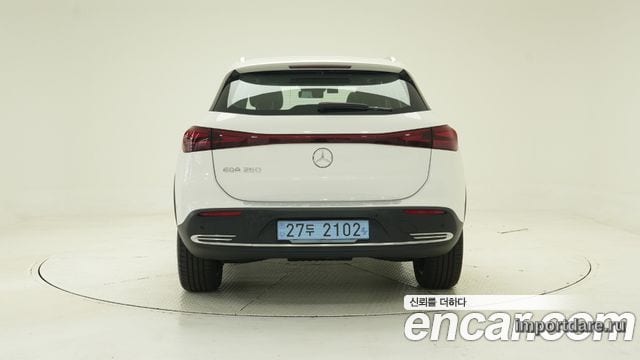 Mercedes-Benz Eqa сзади