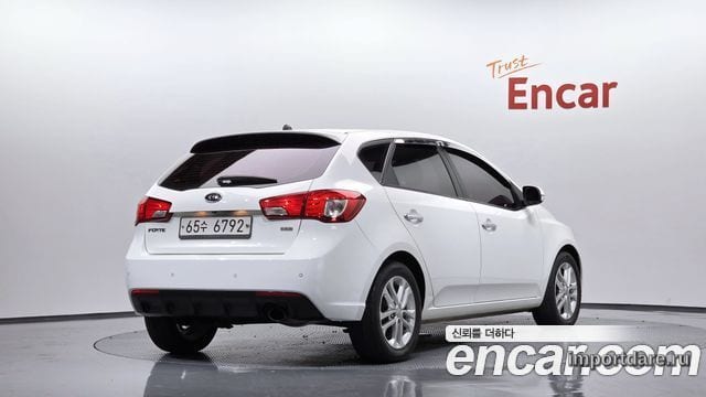Kia Forte Hatchback сбоку