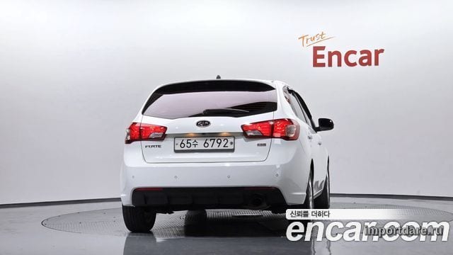 Kia Forte Hatchback сзади