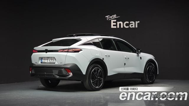 Peugeot 408 сбоку