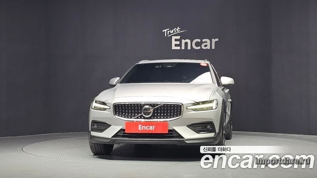 VOLVO V60 CROSS COUNTRY 2024 — 34 994 км, серебристый, Корея — под ключ — фото 3