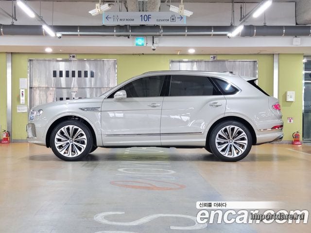 Bentley Bentayga сбоку