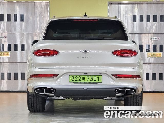 Bentley Bentayga сзади