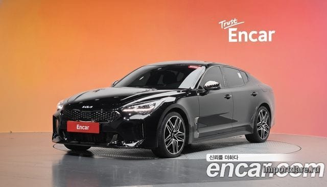Kia Stinger сбоку