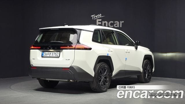 Toyota RAV4 сбоку