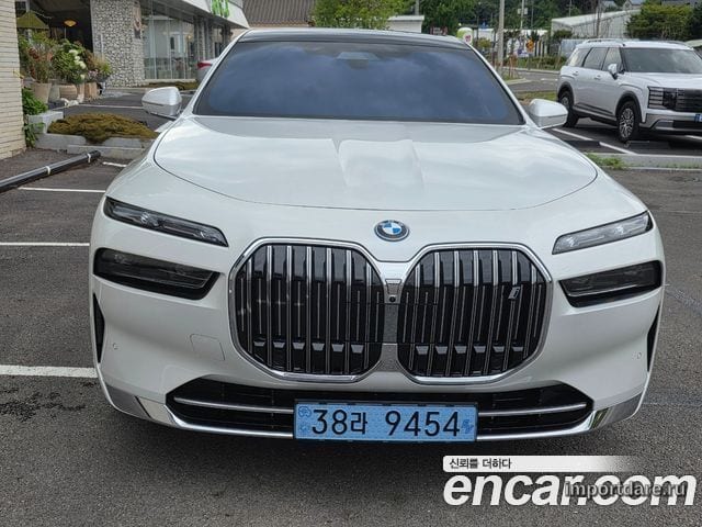 BMW I7 спереди