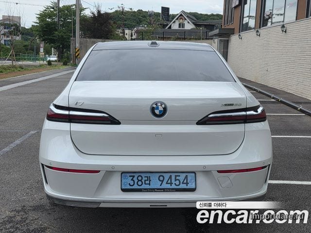 BMW I7 сбоку