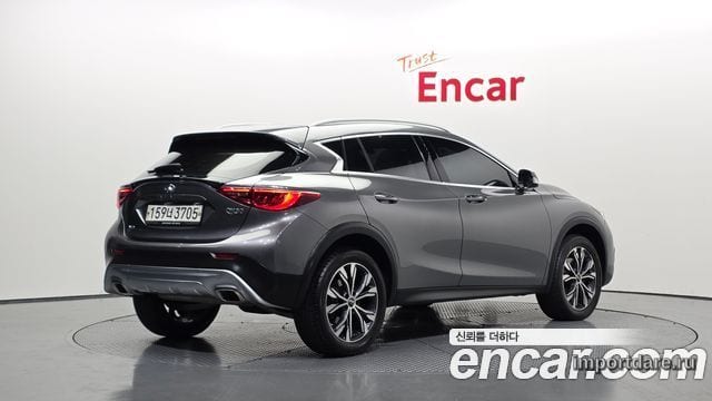 Infiniti Qx30 сбоку