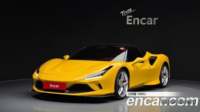 Ferrari F8 спереди