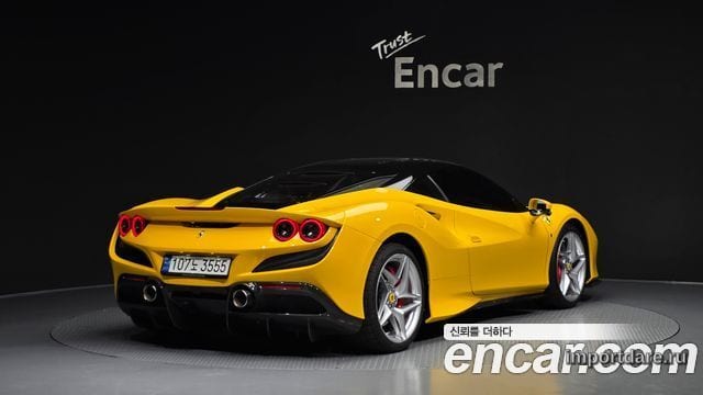 Ferrari F8 сбоку