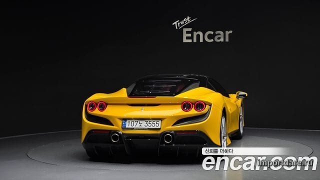 Ferrari F8 сзади