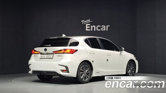 Lexus Ct200h сбоку